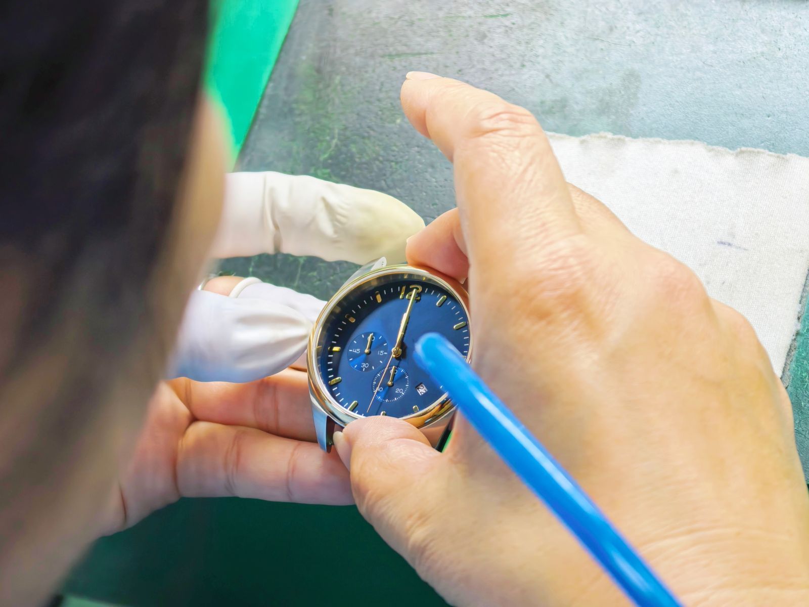 عملية تجميع المينا أثناء إنتاج ساعات OEM في شنتشن.