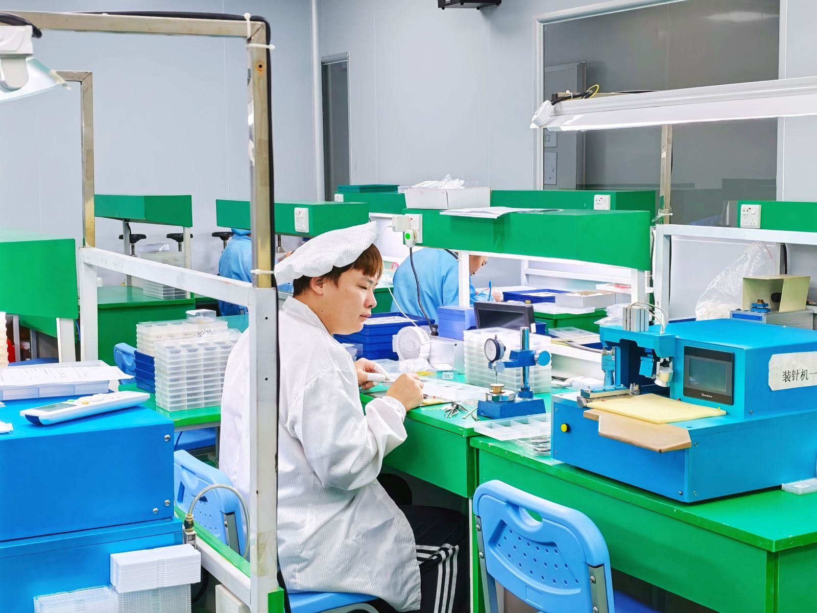تخطيط أرضية الإنتاج في ورشة تجميع الساعات.