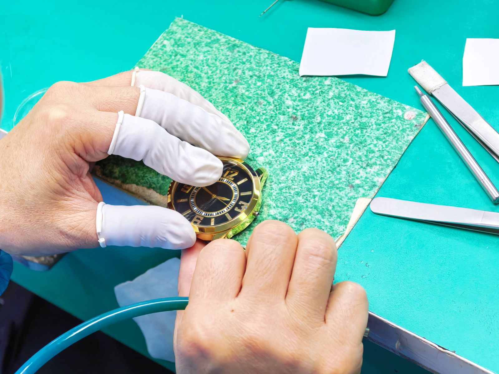 Etapa de manipulación cercana de la esfera durante la producción OEM de relojes.