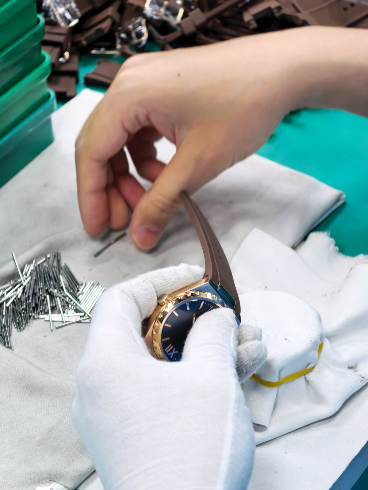 مراجعة قريبة لملاءمة الحزام أثناء تجميع الساعة.
