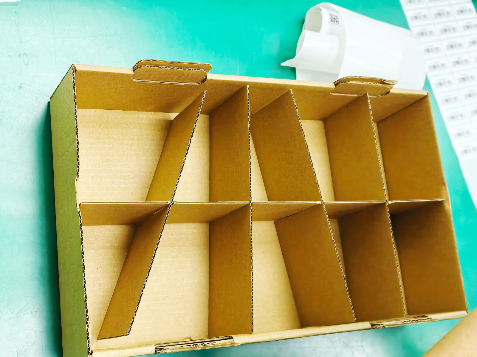 Preparação do layout de embalagem antes do empacotamento para envio.
