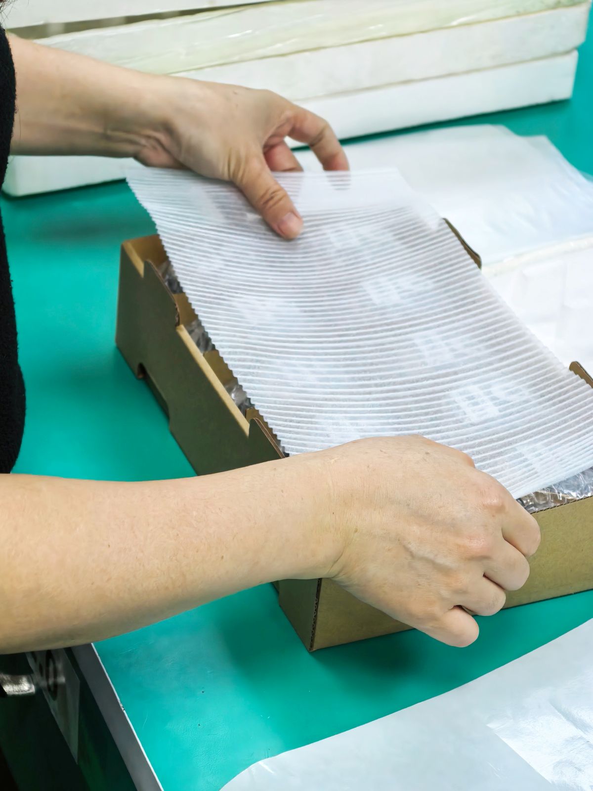 Controle de proteção e empacotamento durante a preparação do envio de relógios.