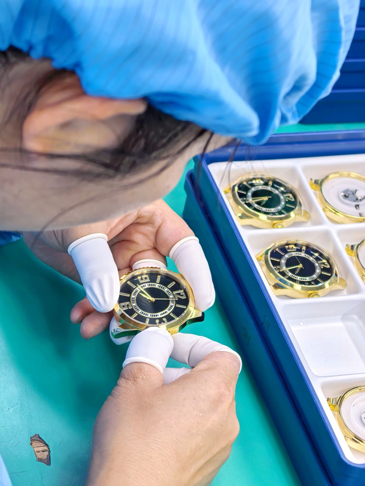 Revisión final de apariencia de un reloj terminado después del trabajo en el lado de la esfera.